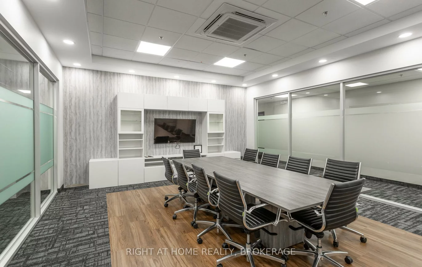 1670, North Service, 1014 - QE Queen Elizabeth, Oakville