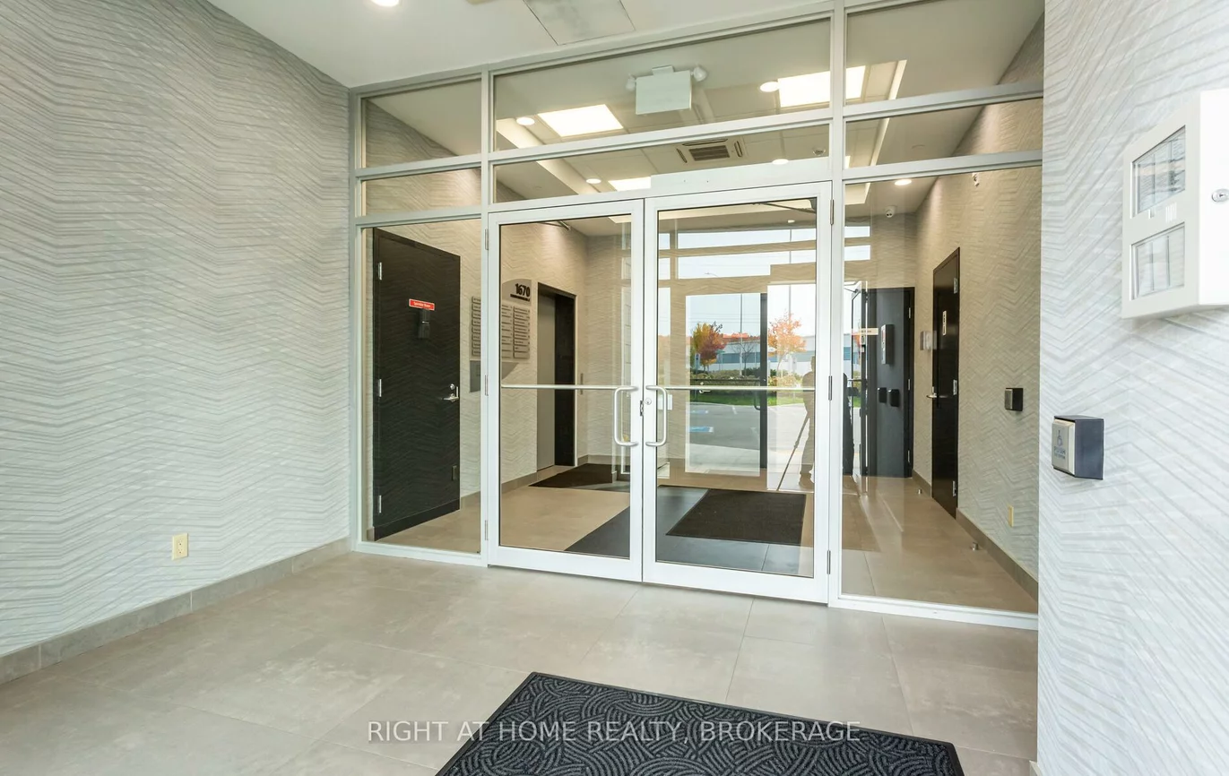 1670, North Service, 1014 - QE Queen Elizabeth, Oakville