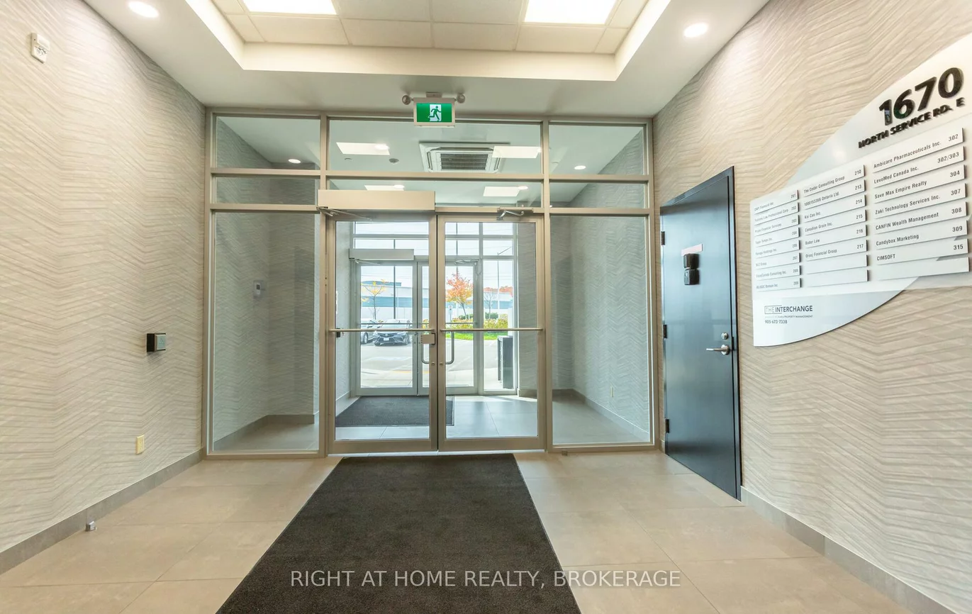 1670, North Service, 1014 - QE Queen Elizabeth, Oakville