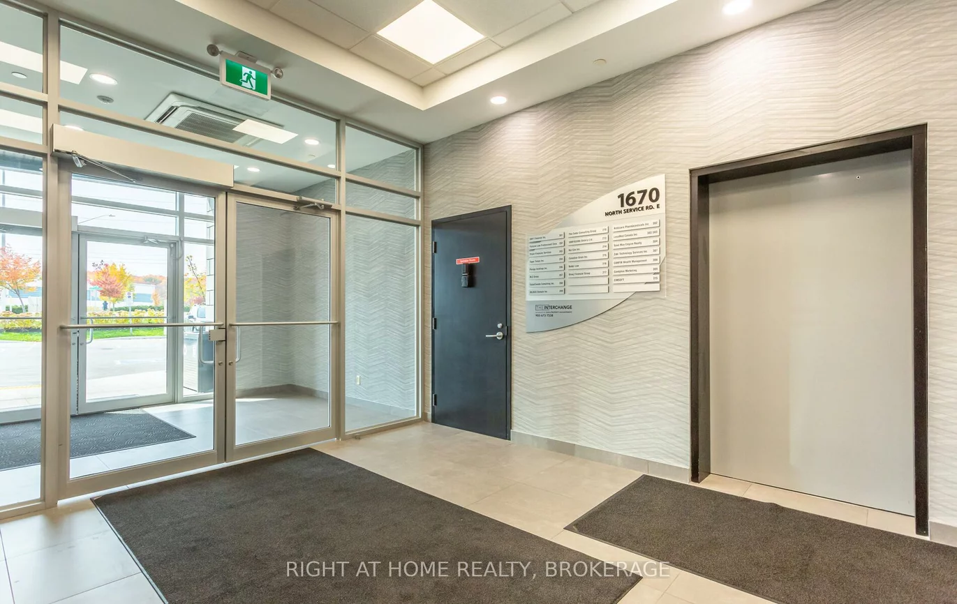 1670, North Service, 1014 - QE Queen Elizabeth, Oakville