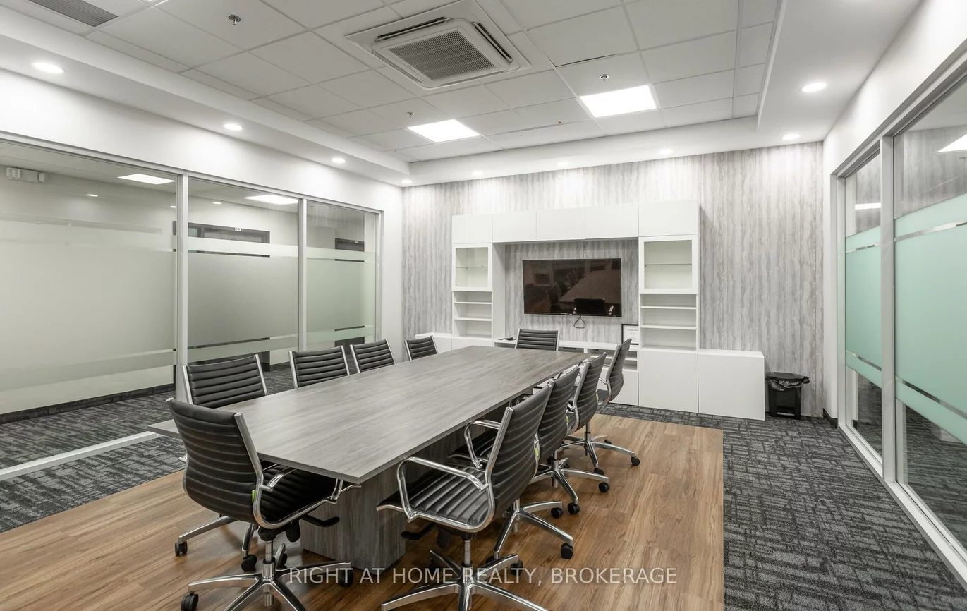 1670, North Service, 1014 - QE Queen Elizabeth, Oakville