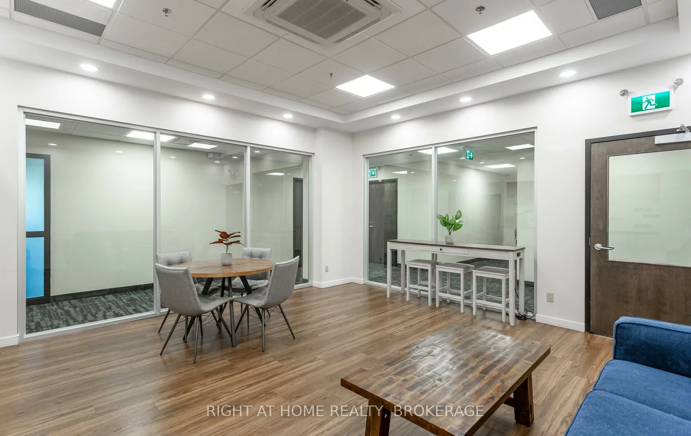 1670, North Service, 1014 - QE Queen Elizabeth, Oakville