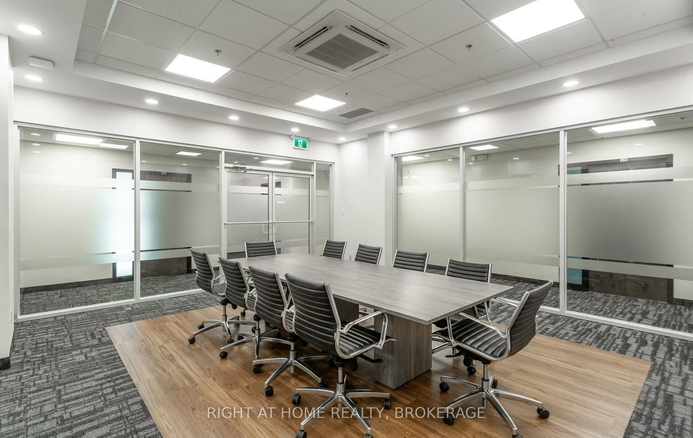 1670, North Service, 1014 - QE Queen Elizabeth, Oakville