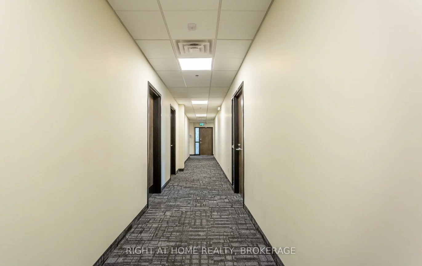 1670, North Service, 1014 - QE Queen Elizabeth, Oakville