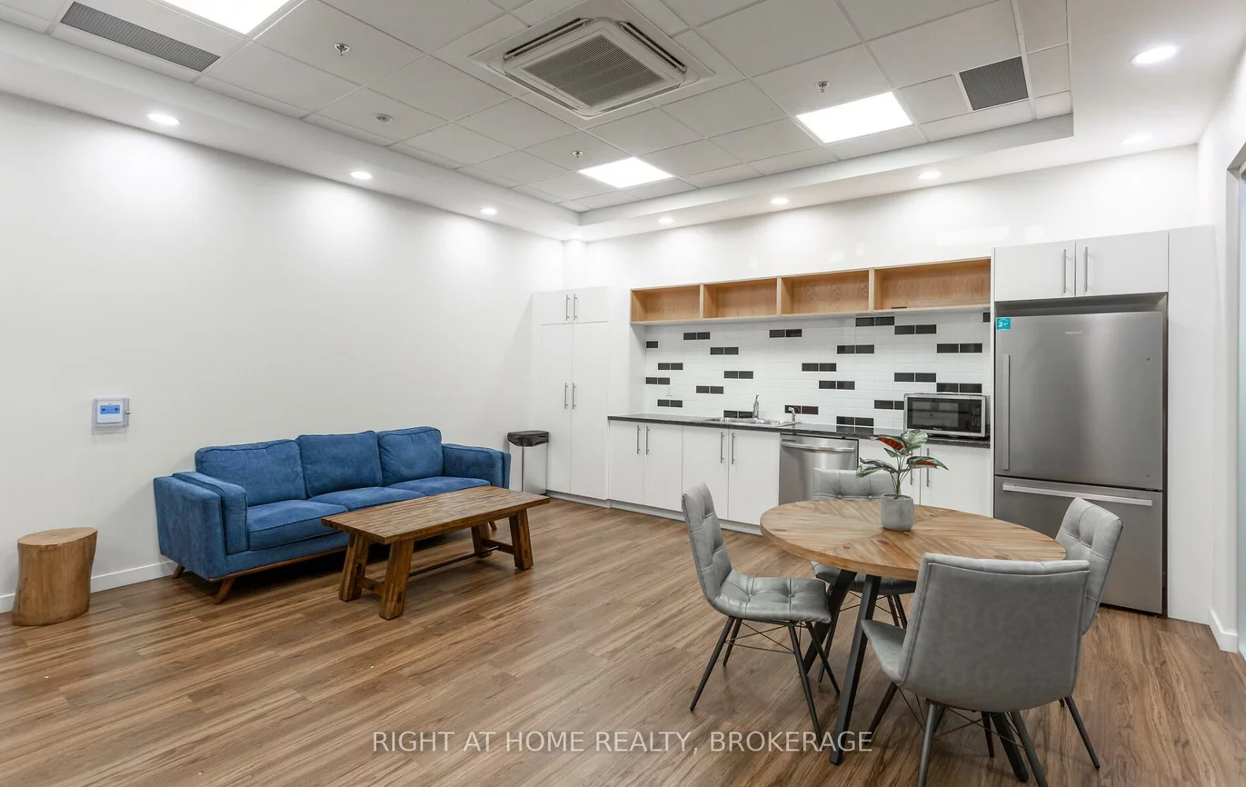 1670, North Service, 1014 - QE Queen Elizabeth, Oakville