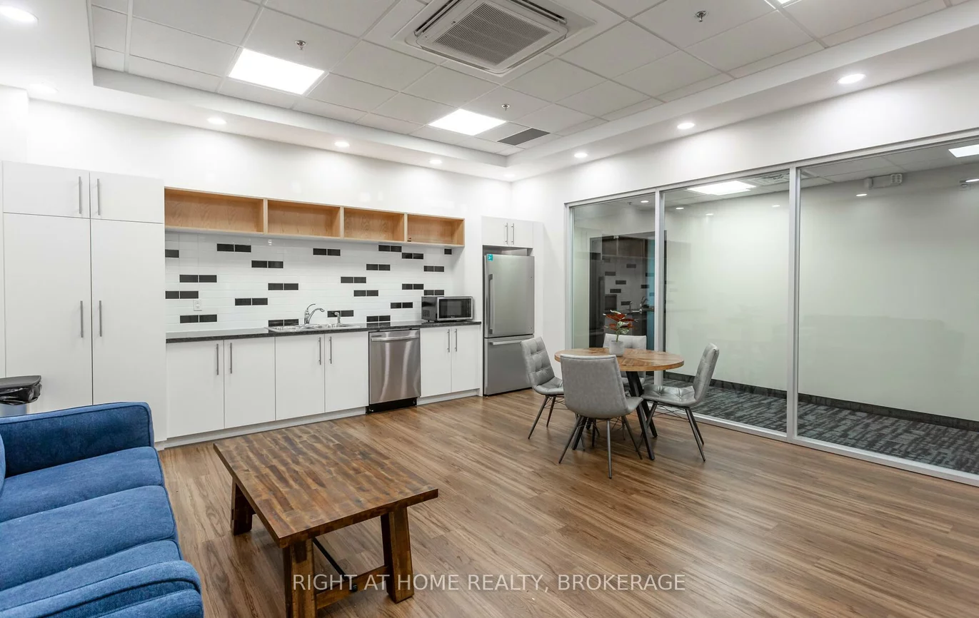 1670, North Service, 1014 - QE Queen Elizabeth, Oakville