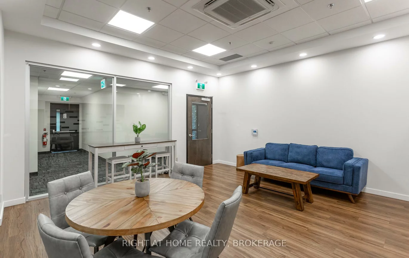 1670, North Service, 1014 - QE Queen Elizabeth, Oakville