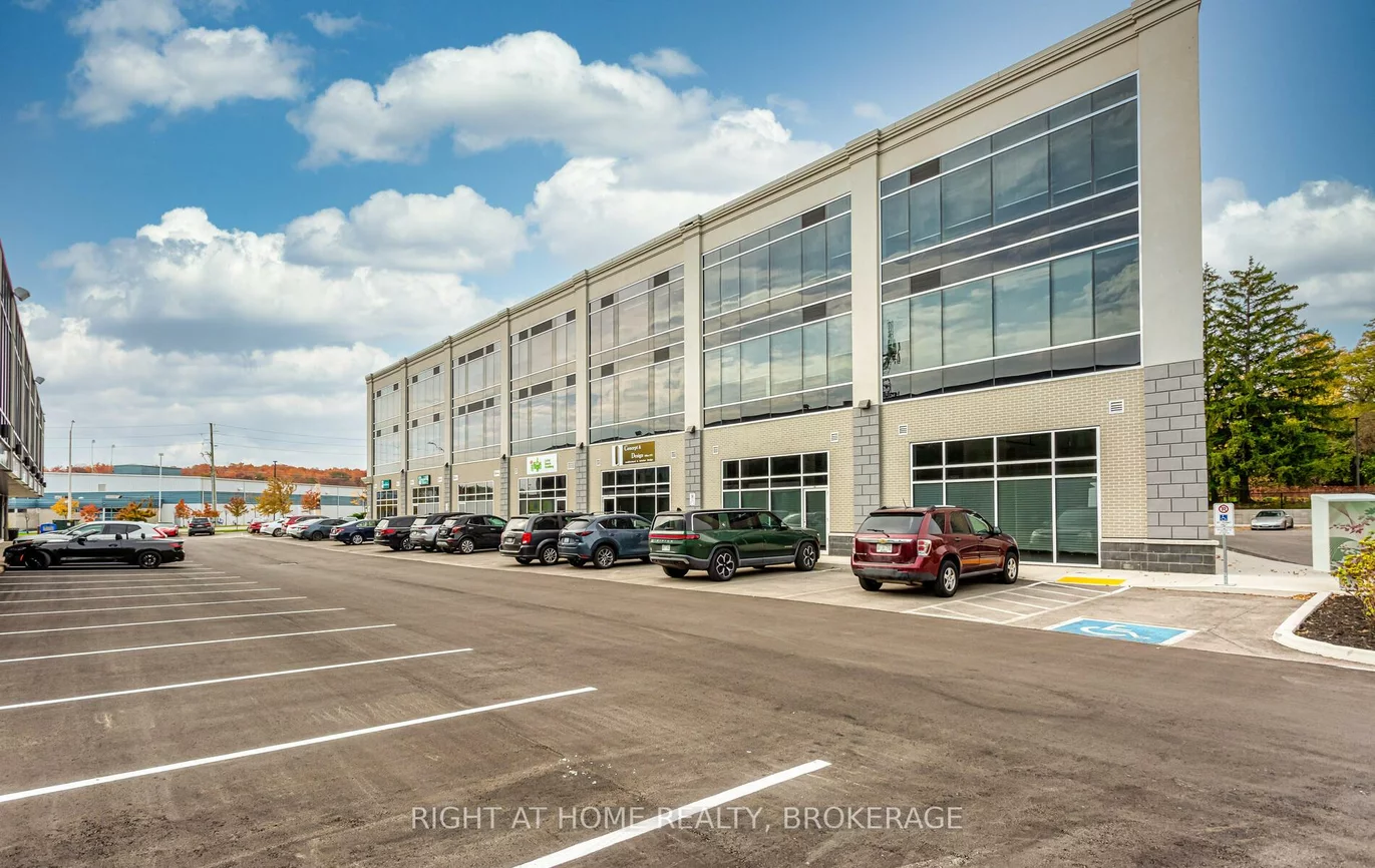 1670, North Service, 1014 - QE Queen Elizabeth, Oakville