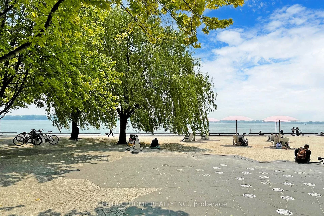 130, Queens, Waterfront Communities C8, Toronto