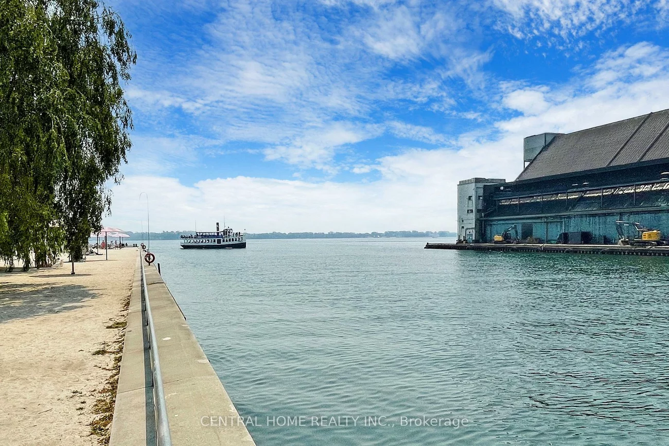 130, Queens, Waterfront Communities C8, Toronto