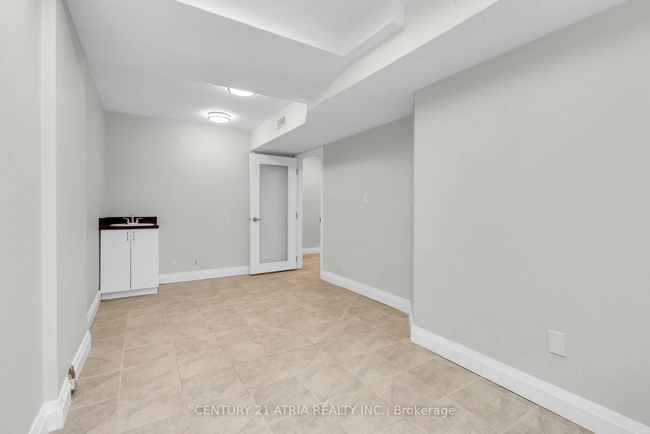 1590, Yonge, Yonge-St. Clair, Toronto