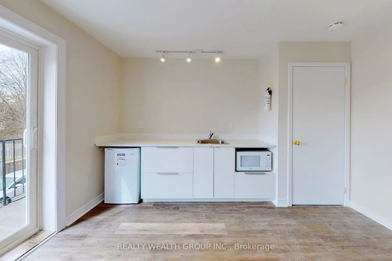 6068 A, Yonge, Newtonbrook West, Toronto