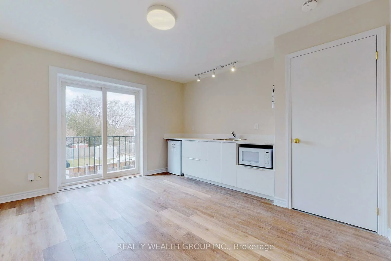 6068 A, Yonge, Newtonbrook West, Toronto