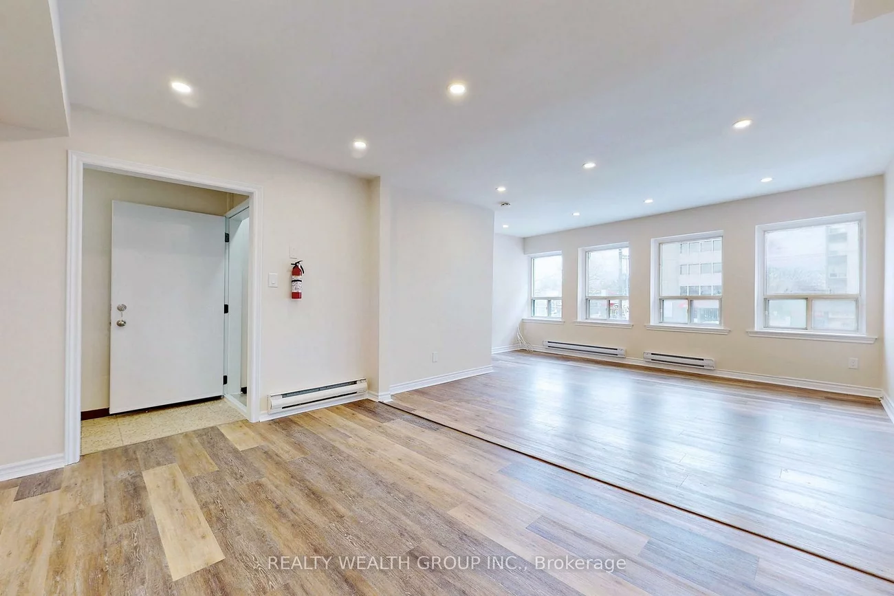6068 A, Yonge, Newtonbrook West, Toronto