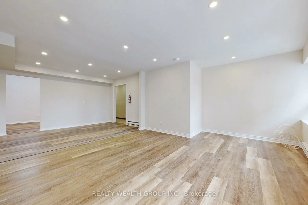 6068 A, Yonge, Newtonbrook West, Toronto