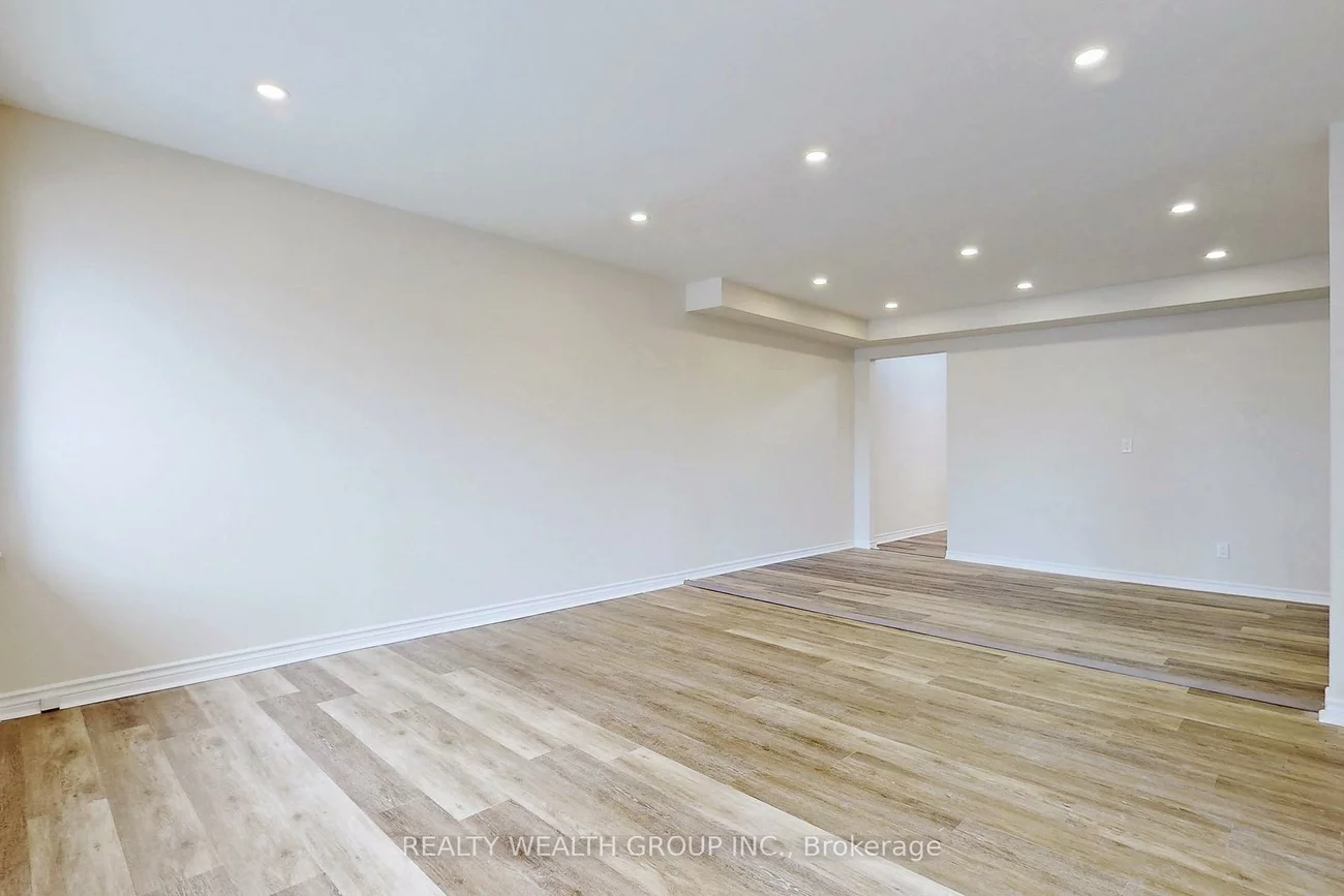 6068 A, Yonge, Newtonbrook West, Toronto