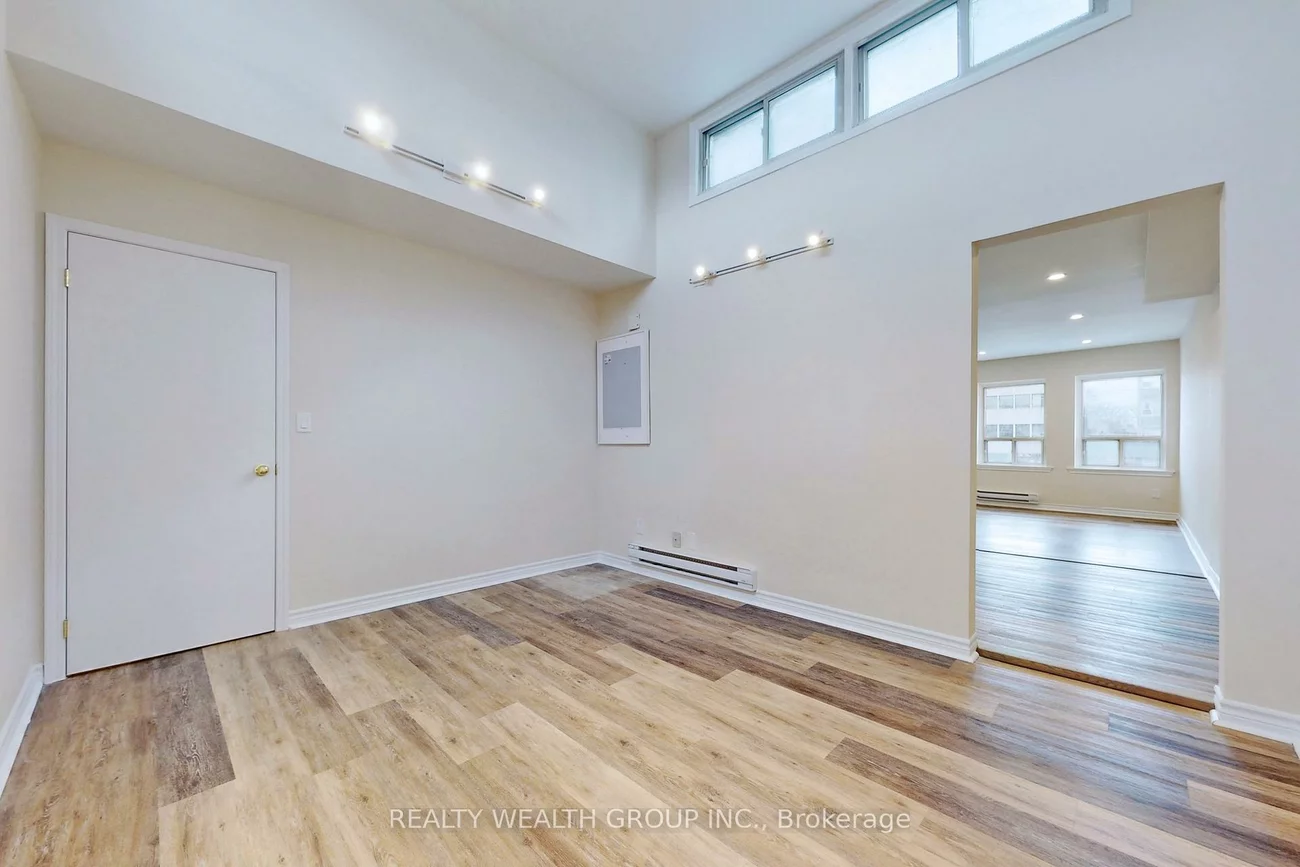6068 A, Yonge, Newtonbrook West, Toronto