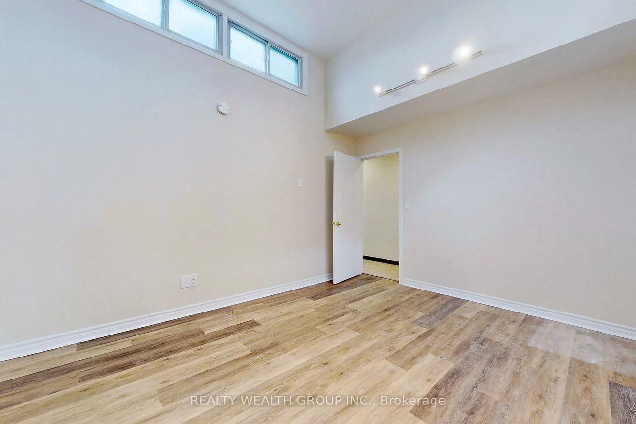 6068 A, Yonge, Newtonbrook West, Toronto