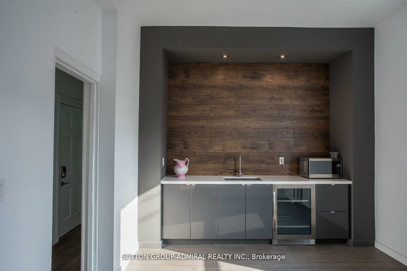 652, Queen, Trinity-Bellwoods, Toronto