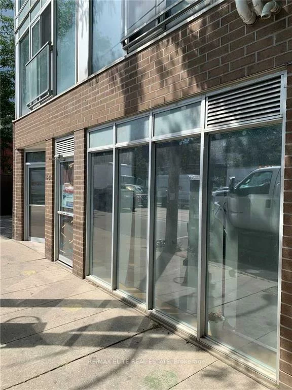 1636, Dundas, Little Portugal, Toronto