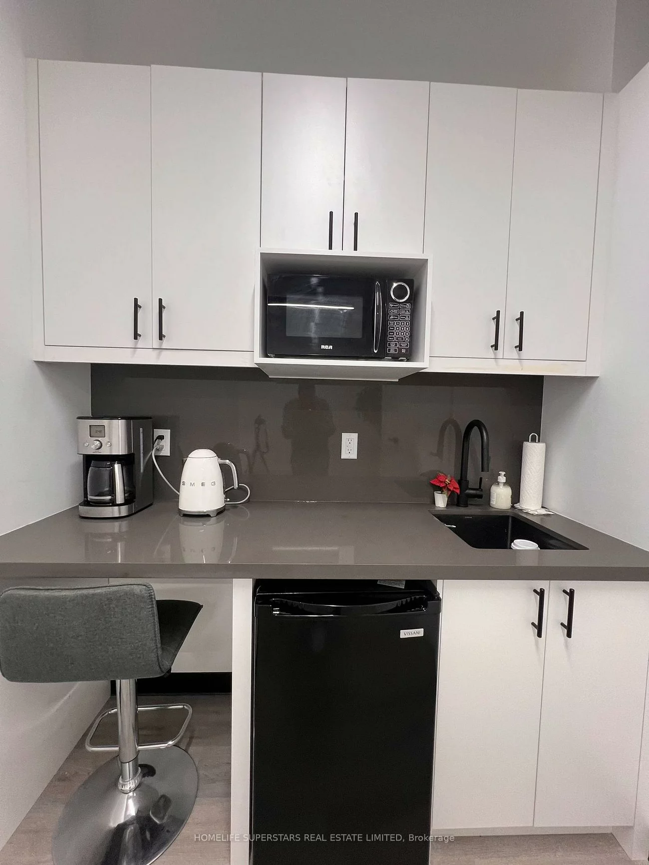 130, Queens, Waterfront Communities C8, Toronto