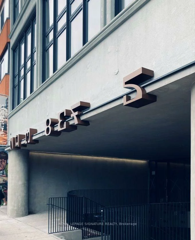 1305, Dundas, Little Portugal, Toronto