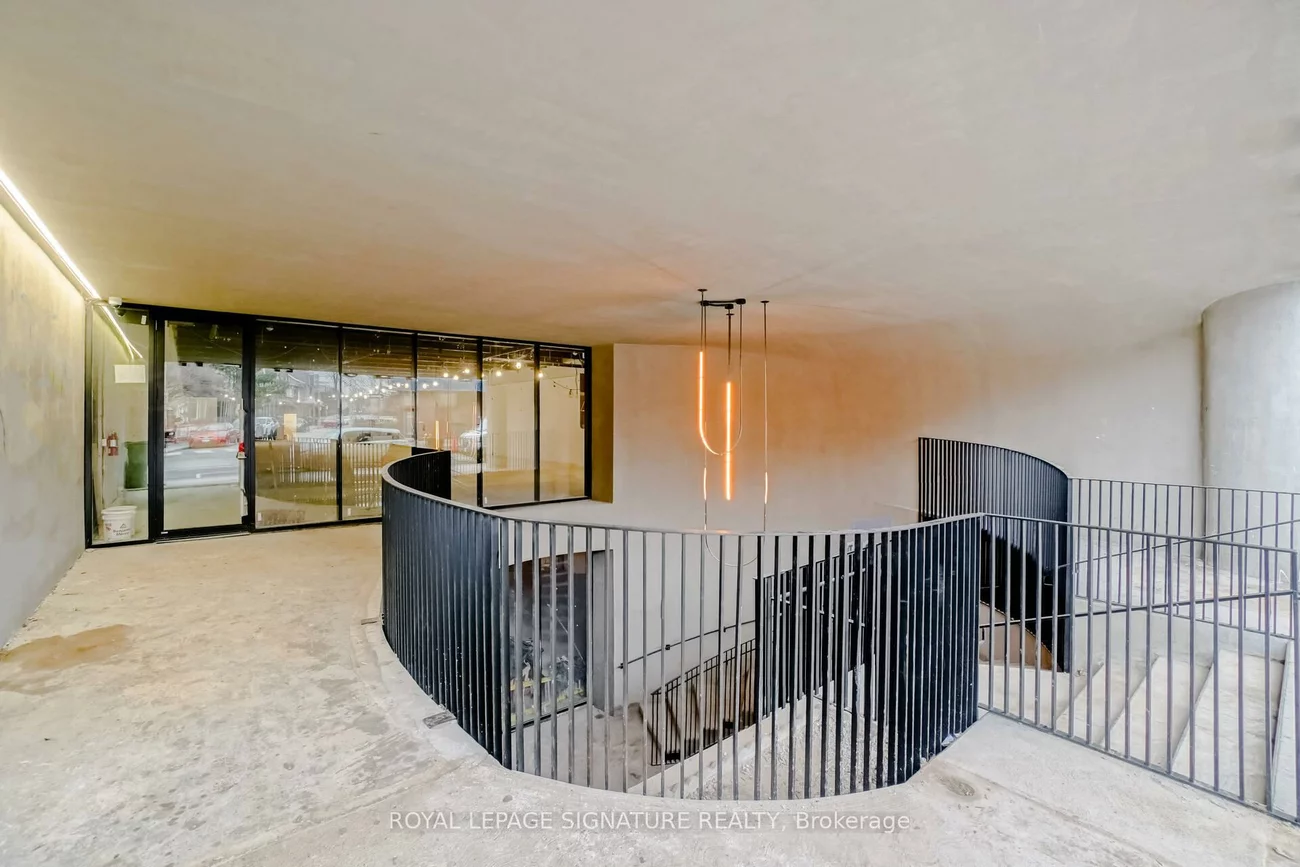 1305, Dundas, Little Portugal, Toronto