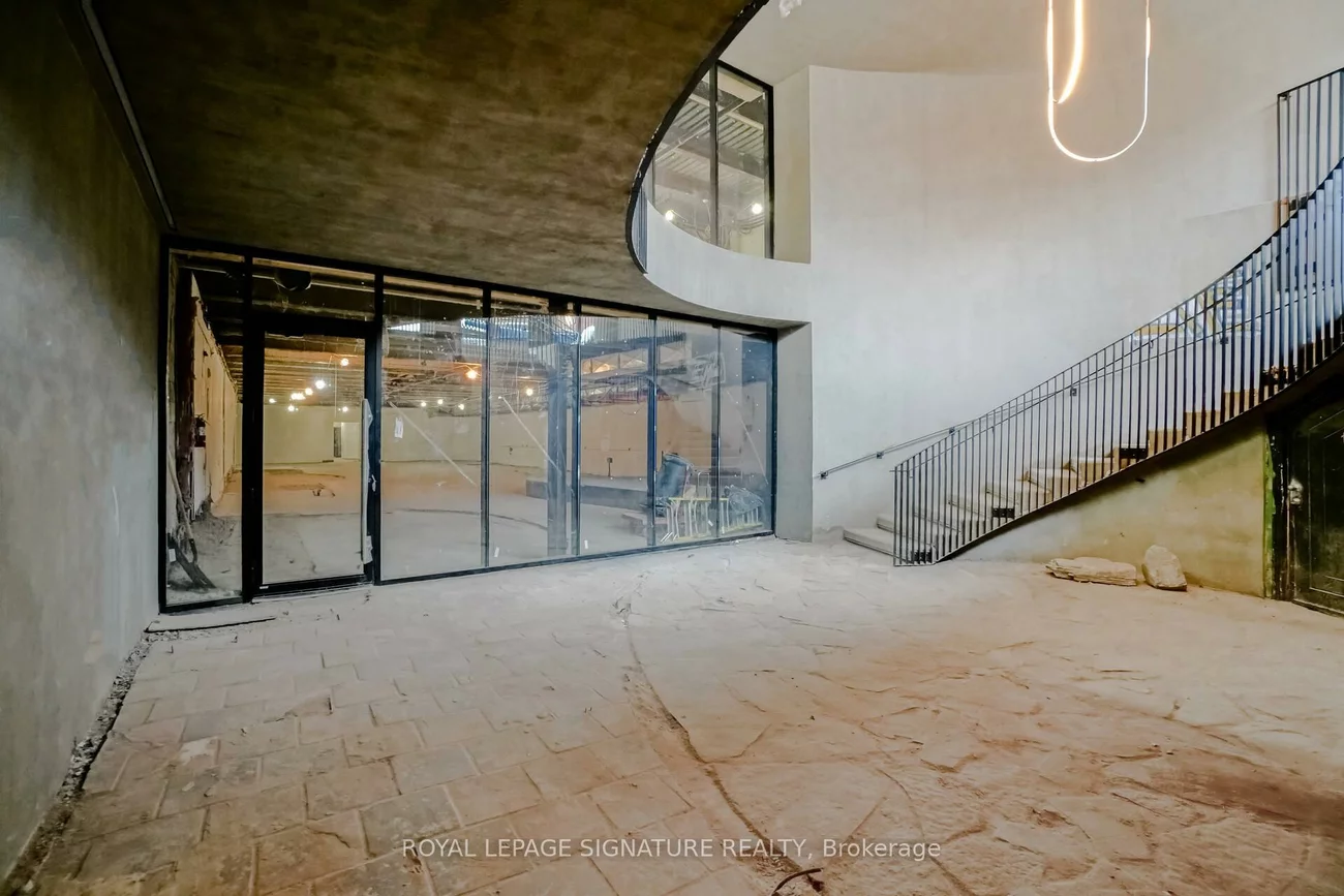 1305, Dundas, Little Portugal, Toronto