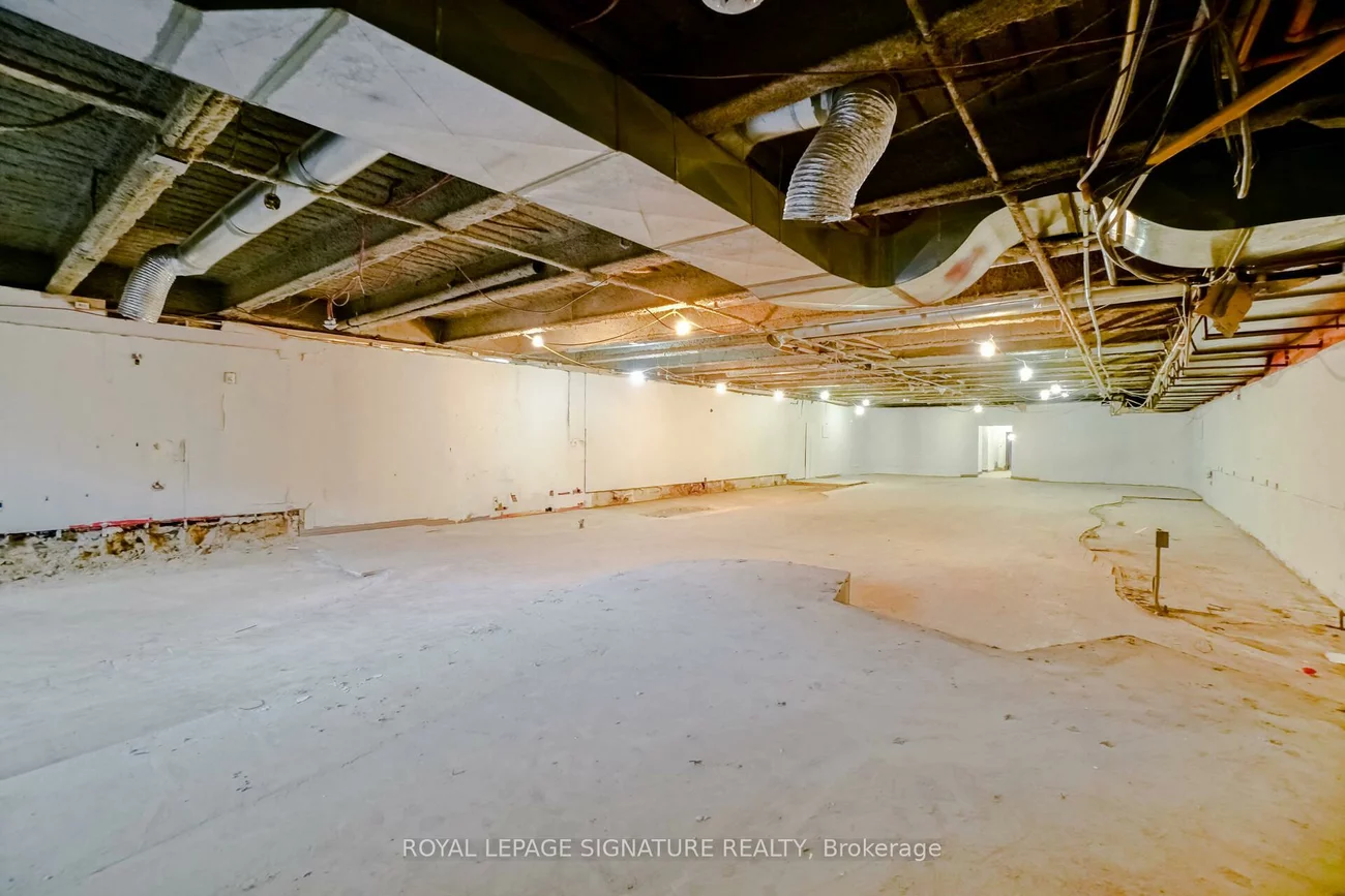 1305, Dundas, Little Portugal, Toronto