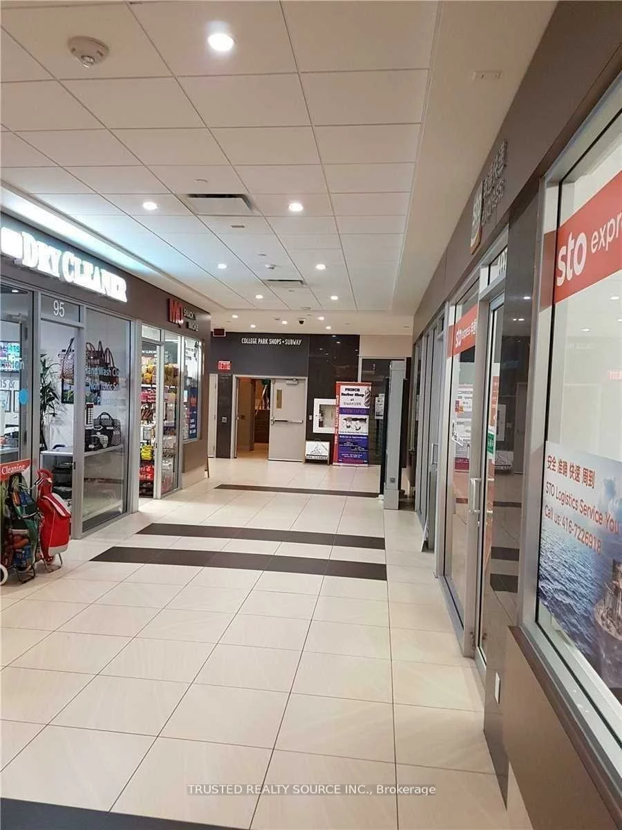 384, Yonge, Bay Street Corridor, Toronto