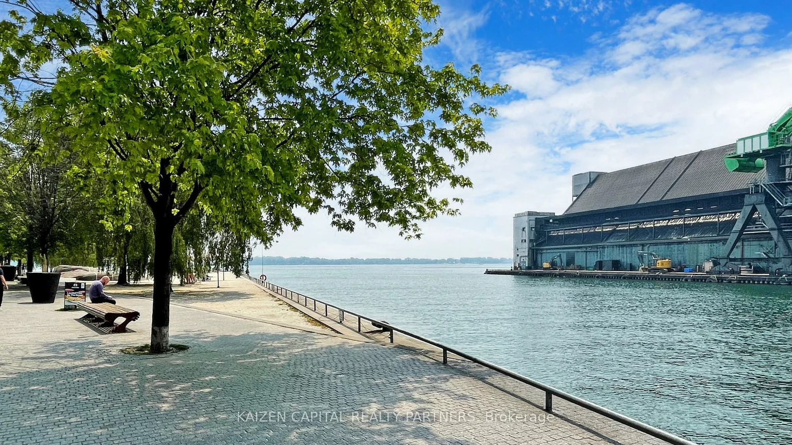 130, Queens, Waterfront Communities C8, Toronto