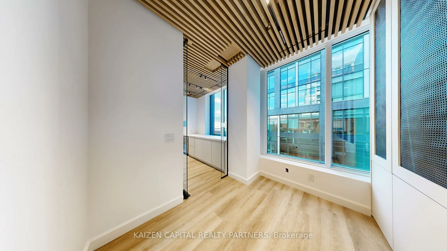 130, Queens, Waterfront Communities C8, Toronto