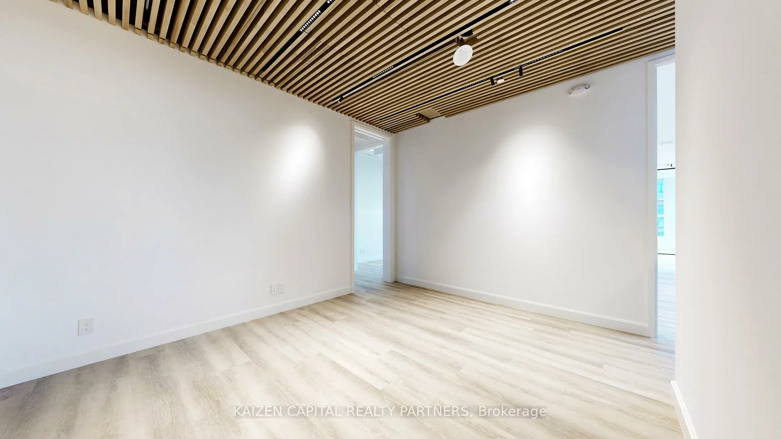 130, Queens, Waterfront Communities C8, Toronto