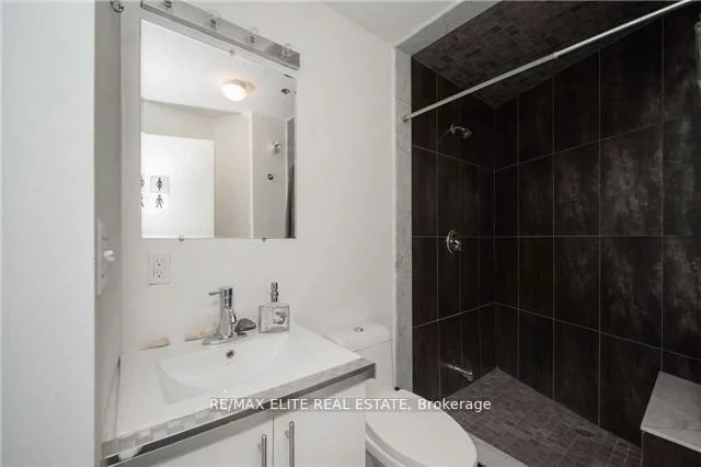 1636, Dundas, Little Portugal, Toronto