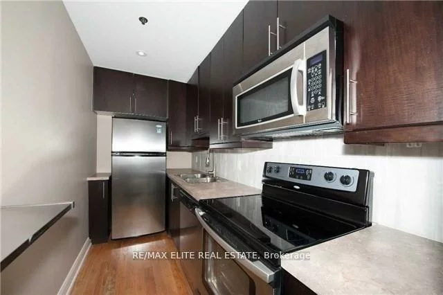 1636, Dundas, Little Portugal, Toronto