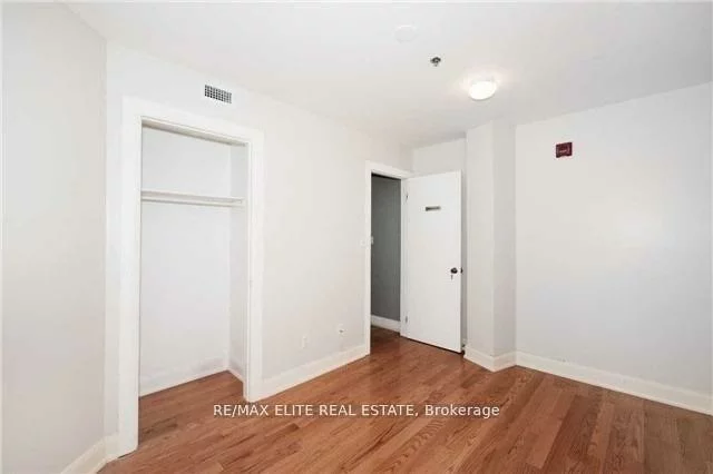 1636, Dundas, Little Portugal, Toronto