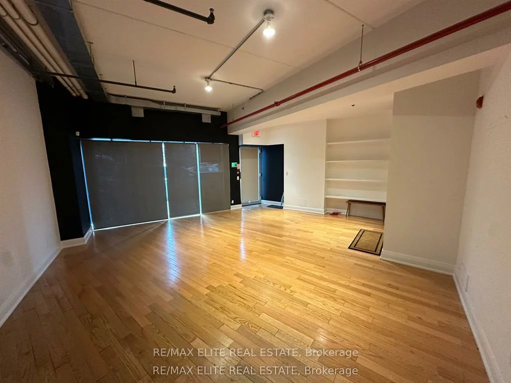 1636, Dundas, Little Portugal, Toronto