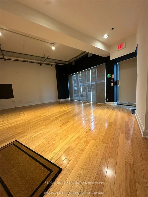 1636, Dundas, Little Portugal, Toronto