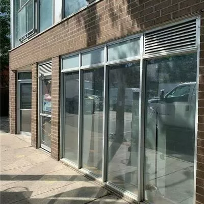 1636, Dundas, Little Portugal, Toronto