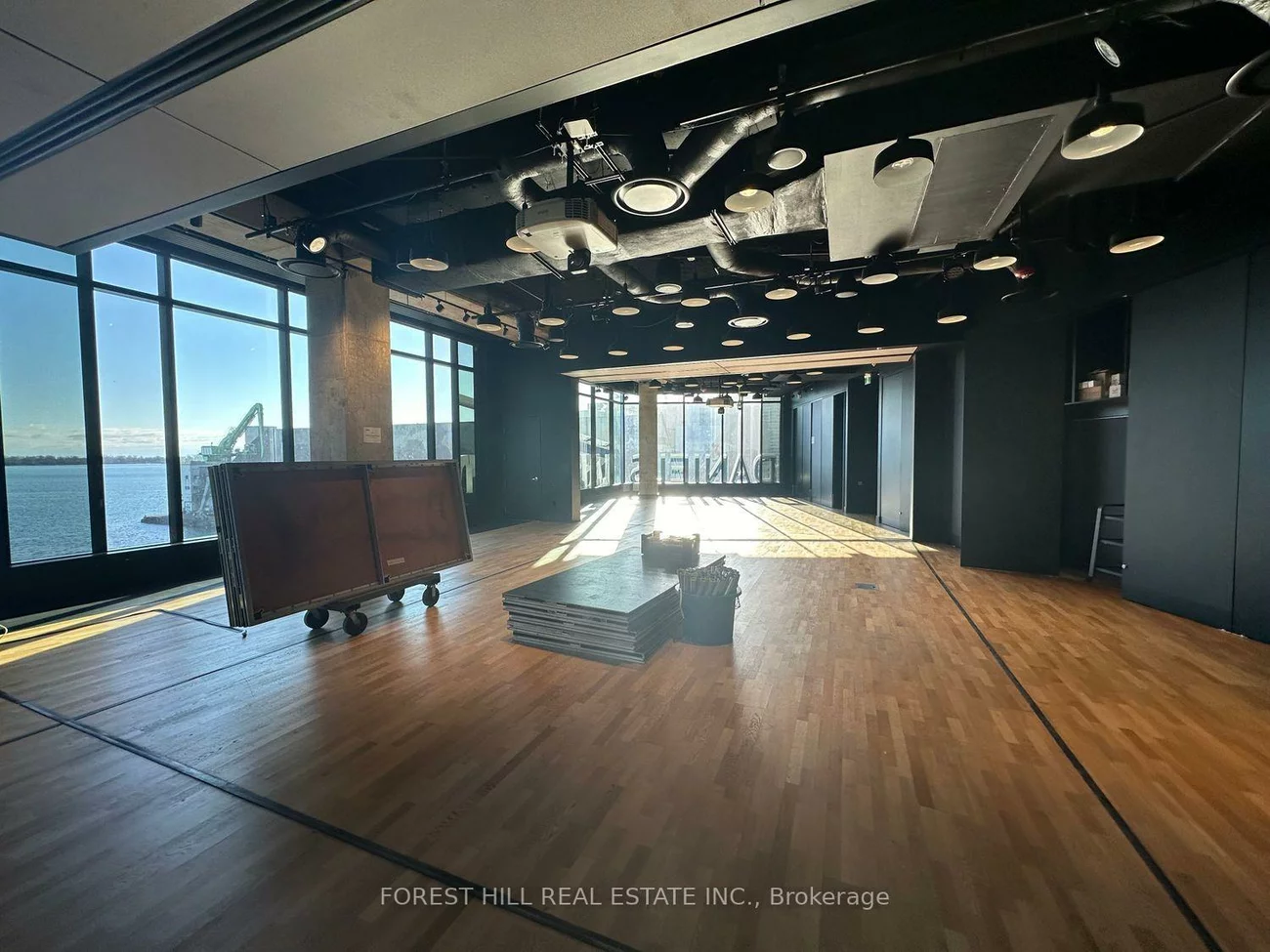 130, Queens, Waterfront Communities C8, Toronto