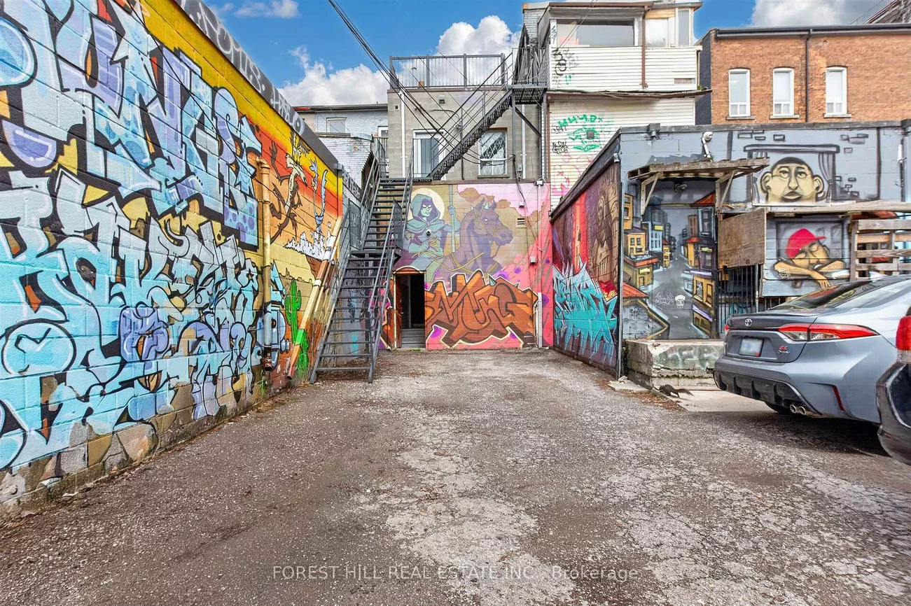 283, College, Kensington-Chinatown, Toronto