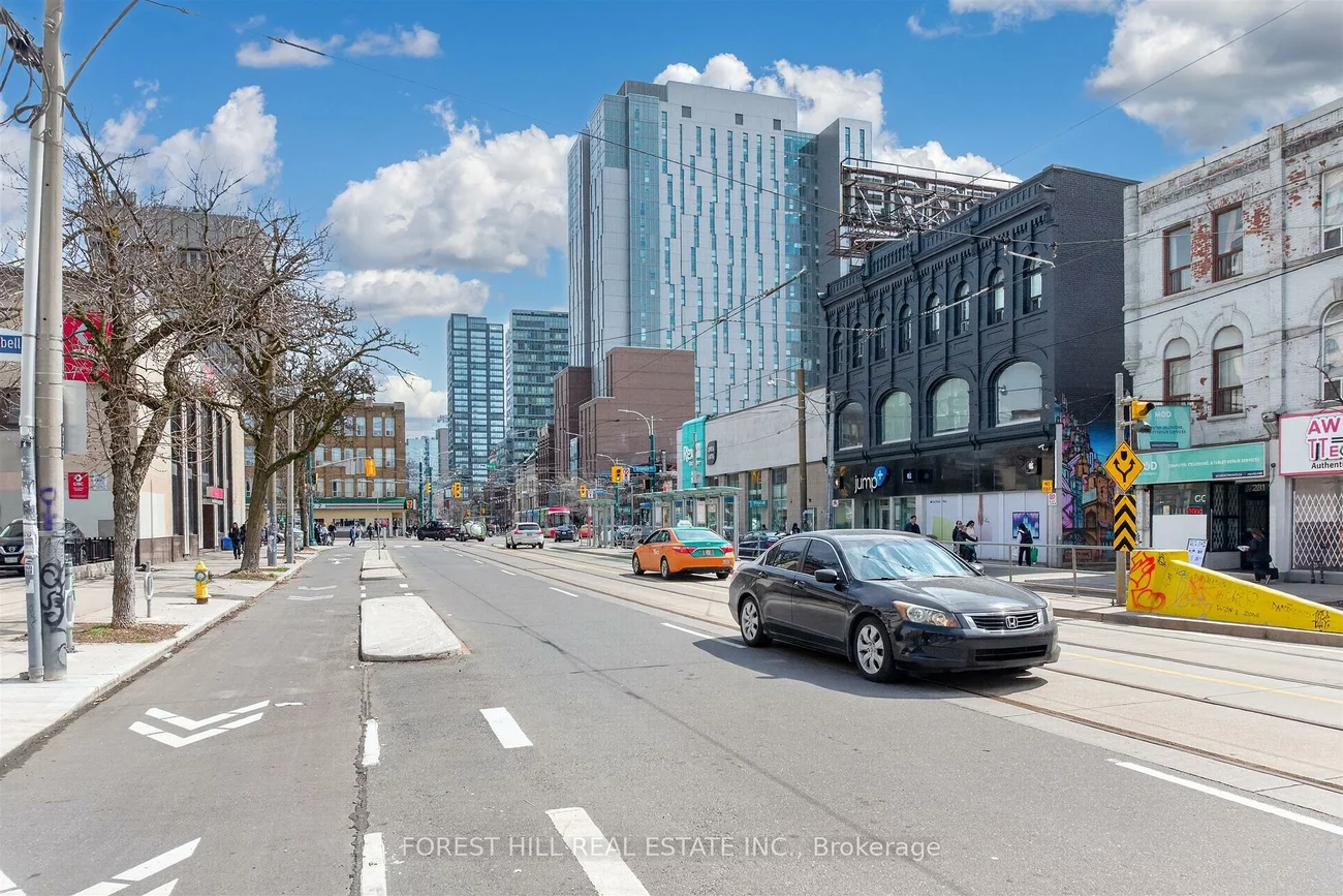 283, College, Kensington-Chinatown, Toronto