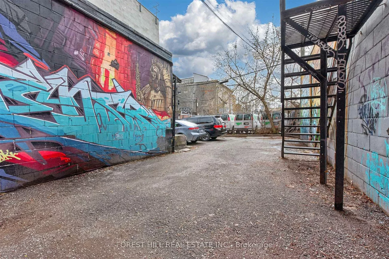 283, College, Kensington-Chinatown, Toronto