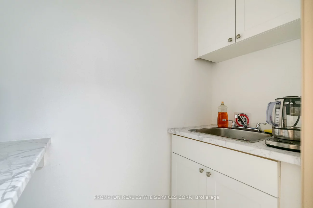 6075, Yonge, Newtonbrook East, Toronto