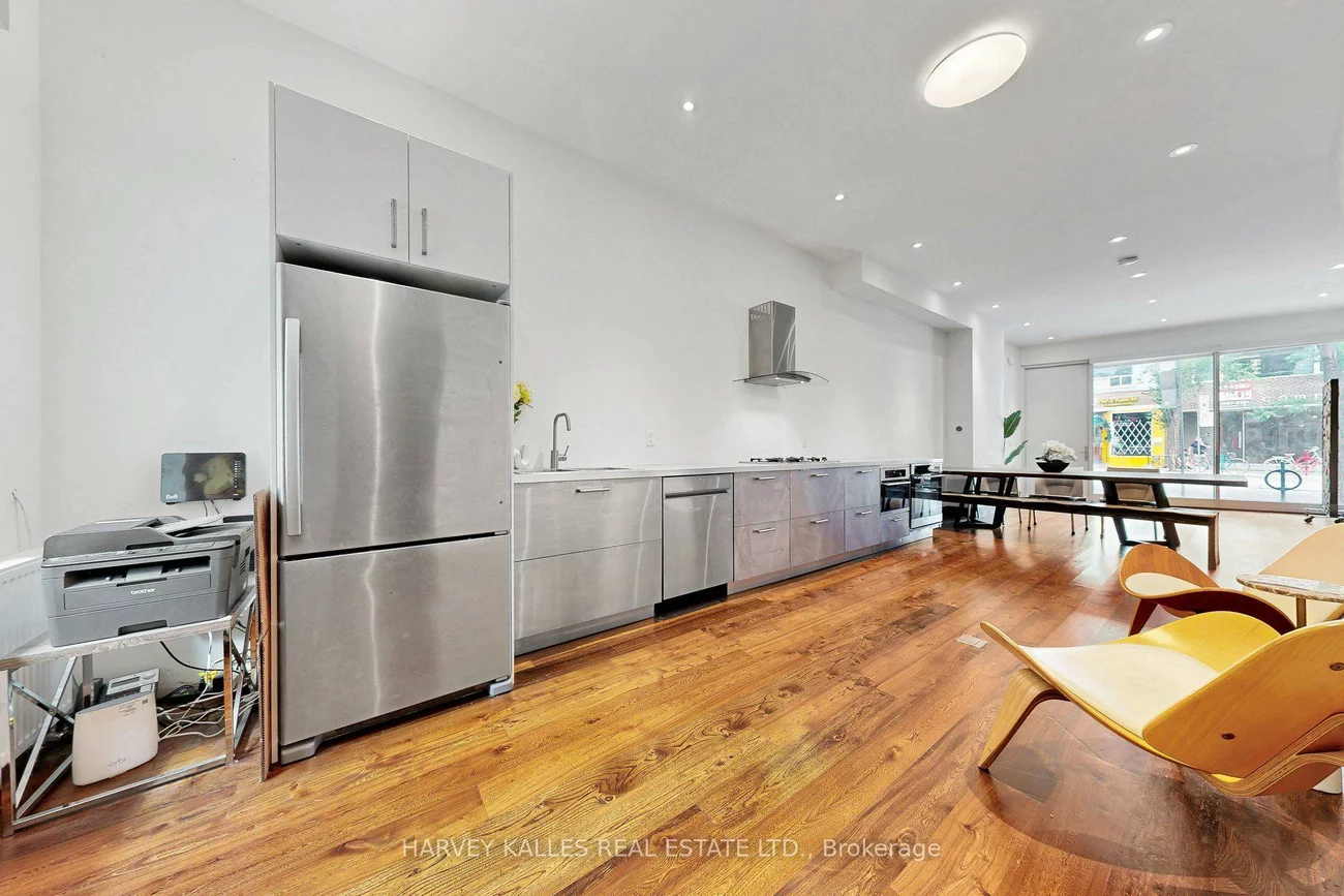 819, Dundas, Trinity-Bellwoods, Toronto