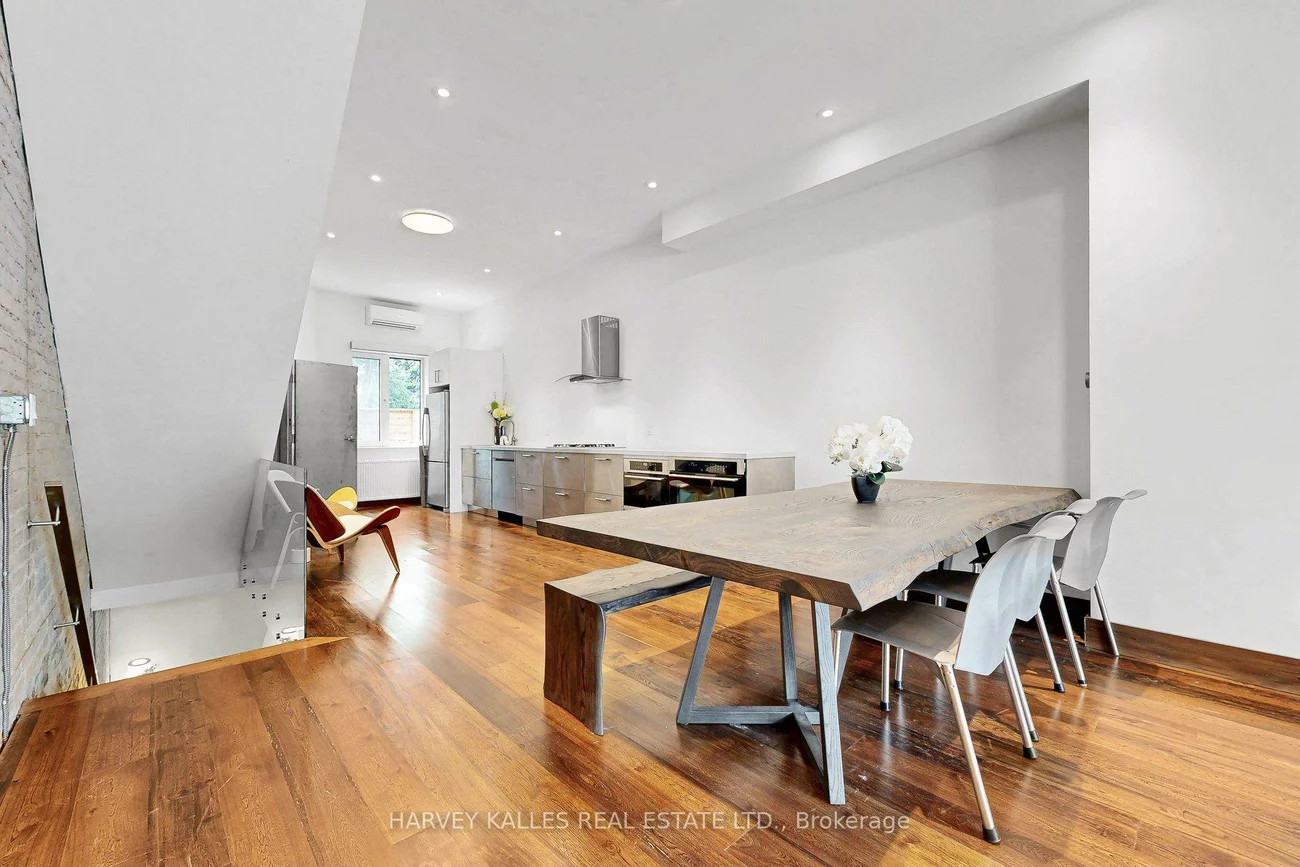 819, Dundas, Trinity-Bellwoods, Toronto