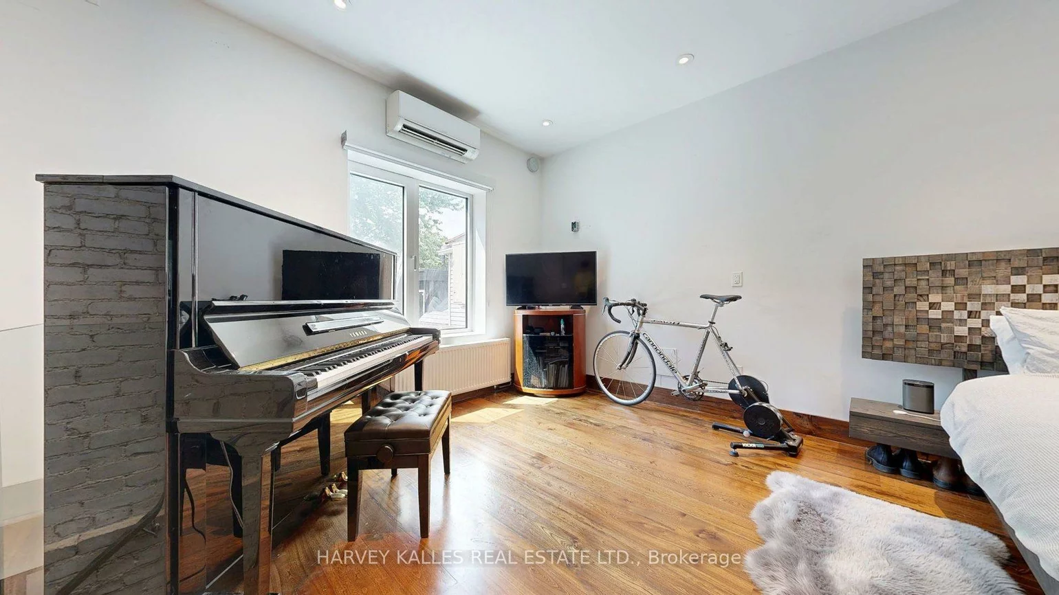 819, Dundas, Trinity-Bellwoods, Toronto
