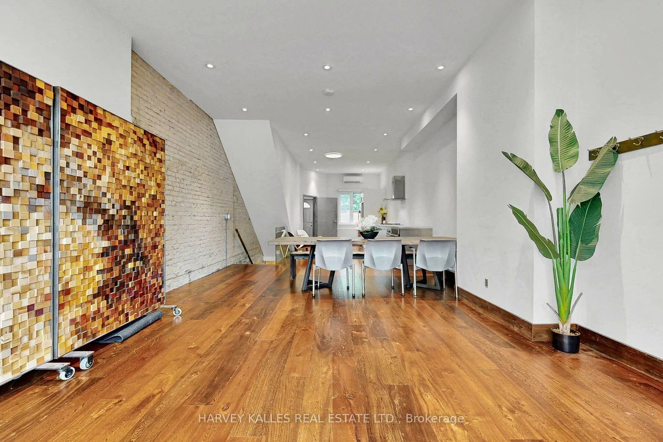 819, Dundas, Trinity-Bellwoods, Toronto