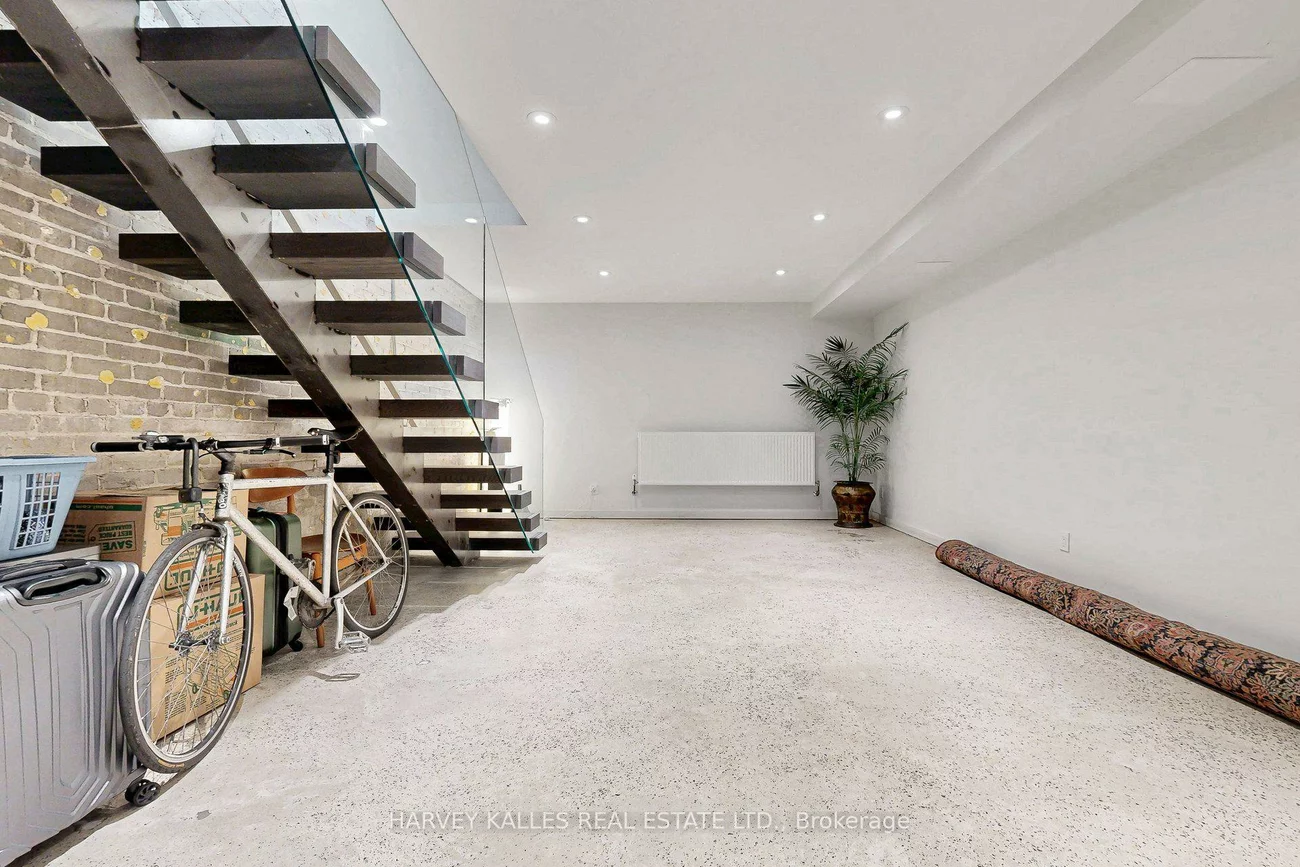 819, Dundas, Trinity-Bellwoods, Toronto