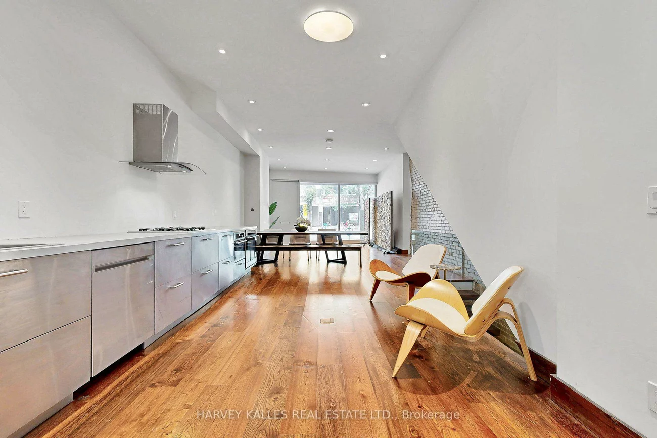 819, Dundas, Trinity-Bellwoods, Toronto